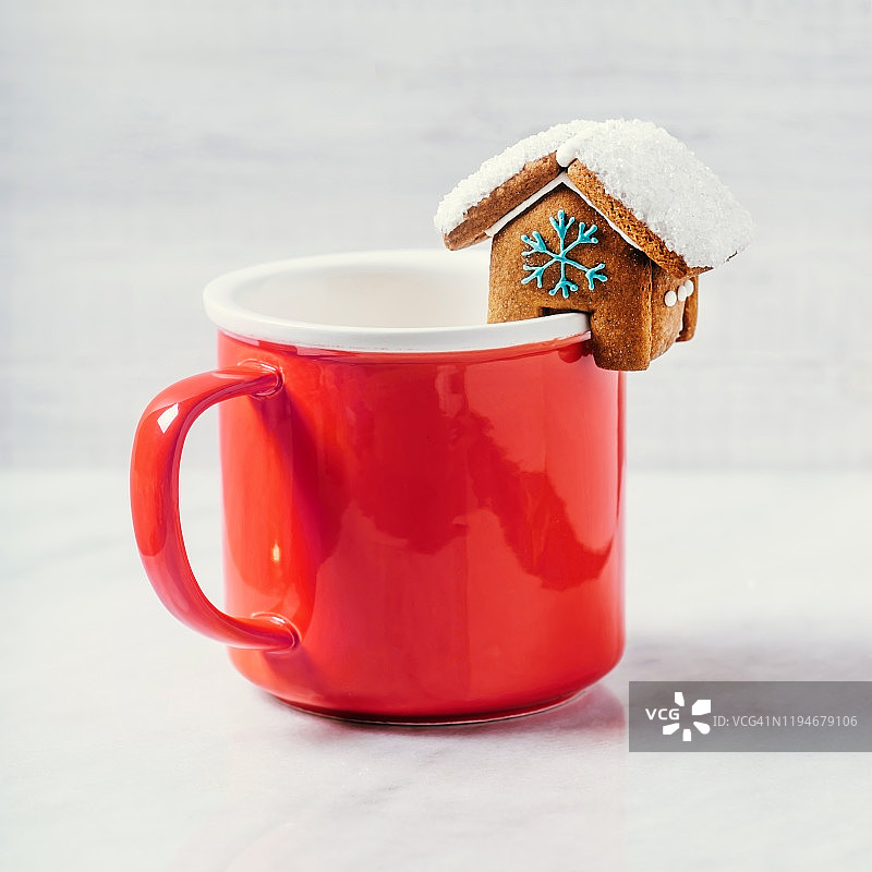 白色背景上的姜饼屋热巧克力图片素材