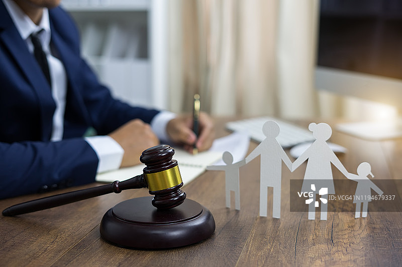 家庭人物模型和法槌，家庭法概念图片素材