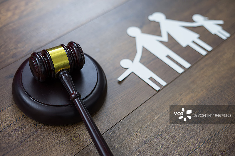 家庭人物模型和法槌，家庭法概念图片素材