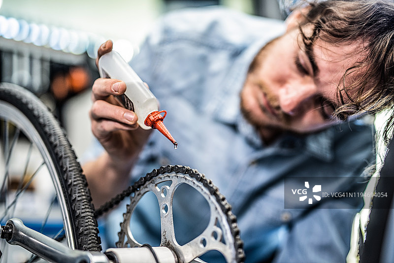 修理工在车间修理自行车刹车图片素材