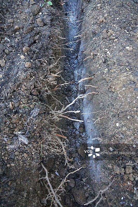 挖掘的地下电线和管道沟槽图片素材
