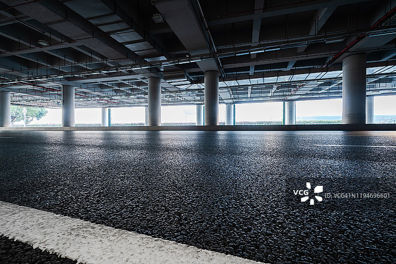 地下隧道和空旷的道路图片素材