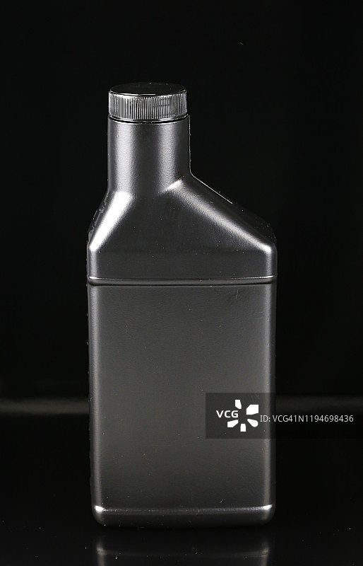 黑色背景上的发动机油图片素材