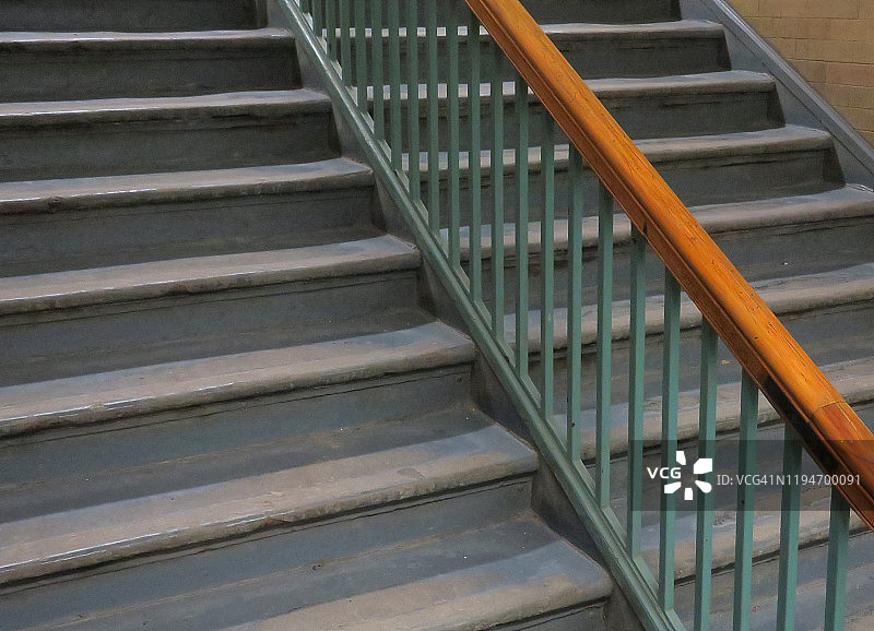 中心有栏杆的楼梯图片素材