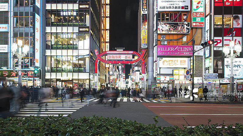 穿过新宿区歌舞伎町的人群图片素材