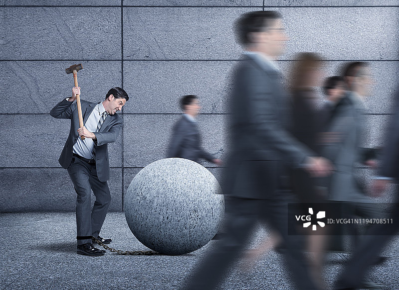 努力挣脱枷锁，其他人超越他的商人图片素材