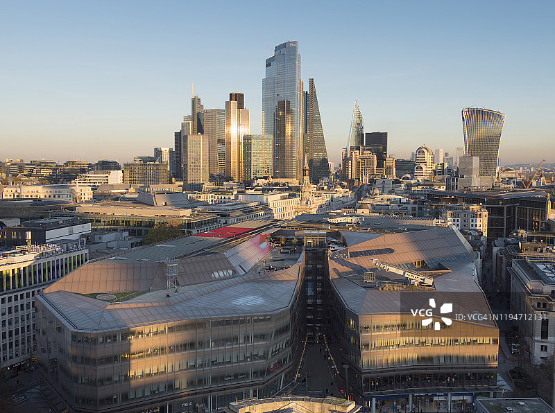 城市广场一英里的办公大楼，无脚手架图片素材