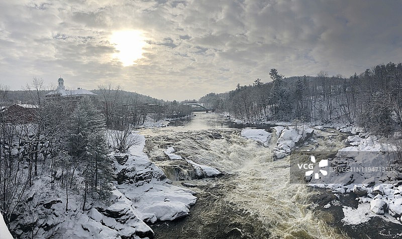 暴风雪中的美国缅因州拉姆福德的安德罗斯科金河图片素材