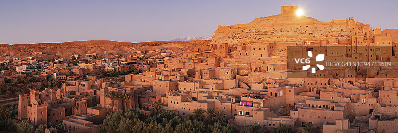 日出前艾本哈杜筑垒村后的落月图片素材