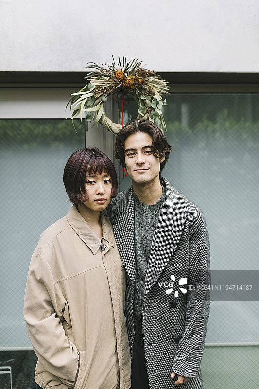 站在注连绳下的情侣图片素材