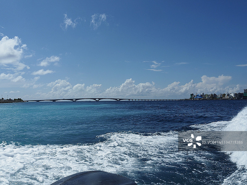 马累和胡鲁列国际机场之间的中马友谊大桥图片素材