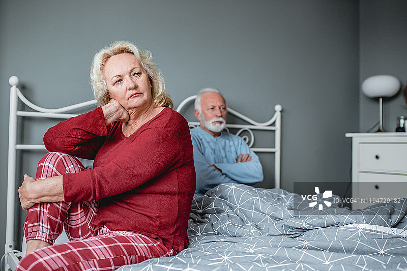 老年夫妇婚姻出现问题图片素材