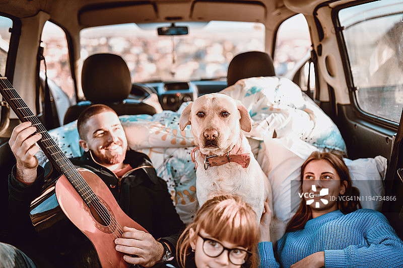 幸福的家庭带着宠物狗进行公路旅行图片素材