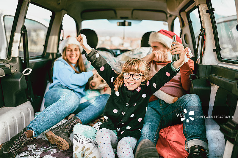 圣诞节早晨全家公路旅行图片素材