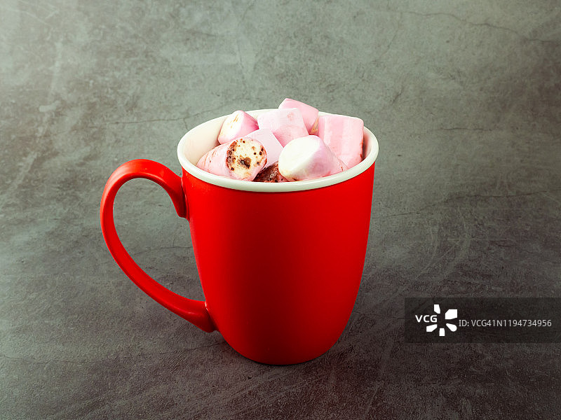 装有热巧克力和棉花糖的红色陶瓷碗图片素材