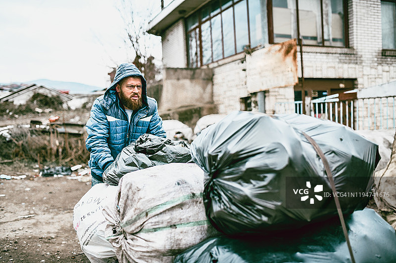 流浪汉推着垃圾车图片素材
