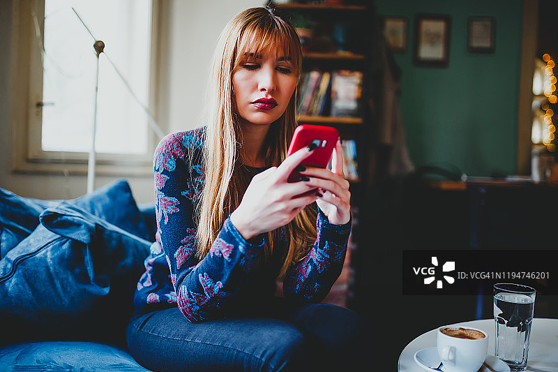 女人用的智能手机图片素材