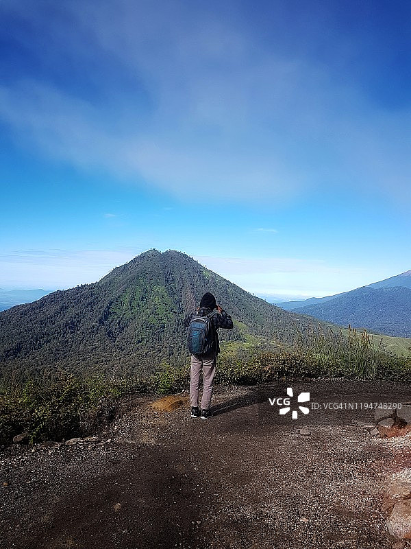 男子站在山上的背影图片素材