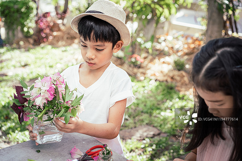 童年学生和朋友在学校里学习图片素材