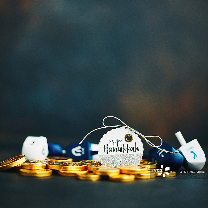 光明节背景，附光明节快乐信息、巧克力金币和陀螺图片素材