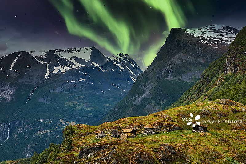 挪威北部极光下的挪威村庄遗址图片素材