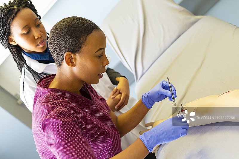 学生医生练习医用缝合图片素材