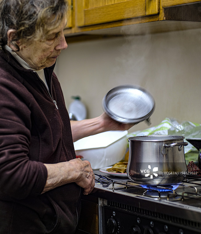 老年妇女做饭图片素材