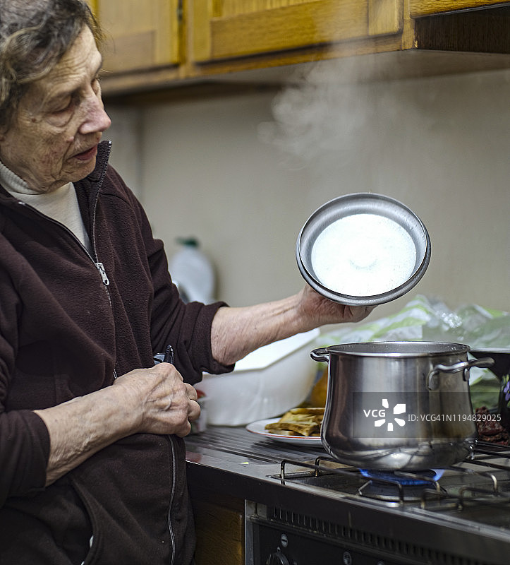 老年妇女做饭图片素材