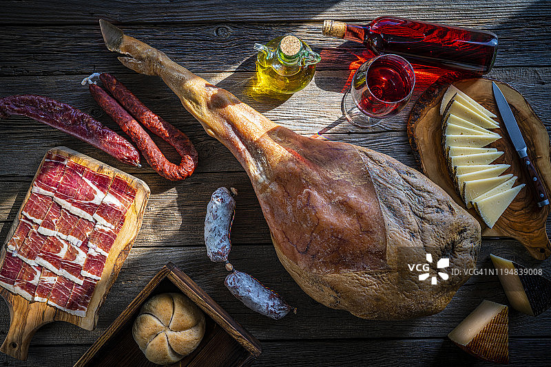 伊比利亚火腿腿和西班牙小吃葡萄酒奶酪图片素材