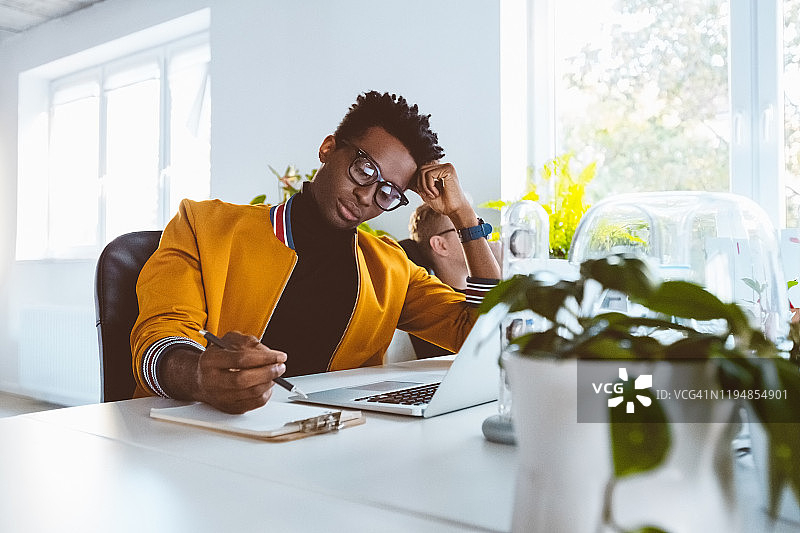 在办公桌前工作的非洲商人图片素材