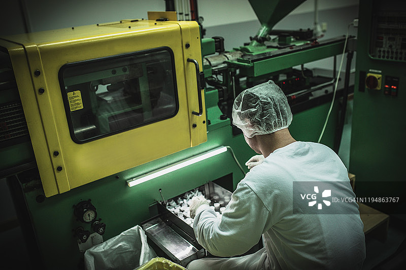 塑料工厂的工人图片素材