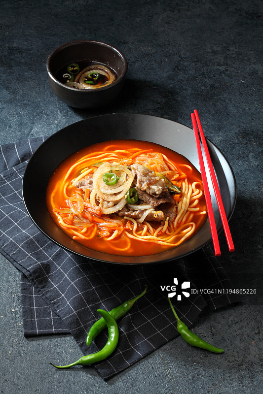 蔬菜牛肉面的韩式海鲜汤面图片素材
