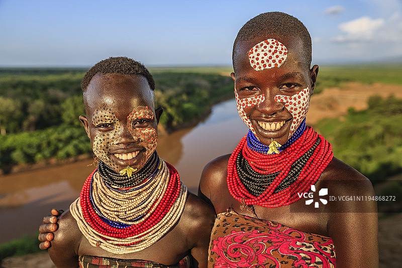 来自埃塞俄比亚卡罗部落的年轻女孩图片素材