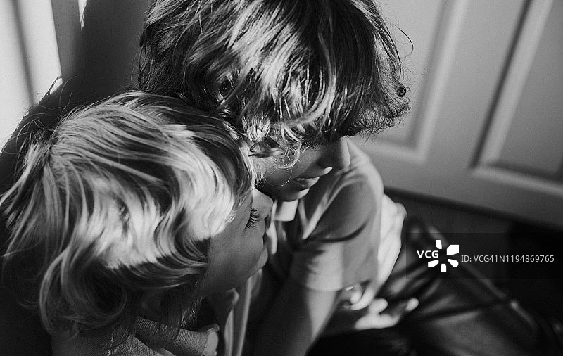 男孩拥抱图片素材