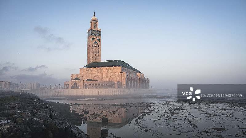 卡萨布兰卡哈桑二世清真寺晨雾倒影图片素材