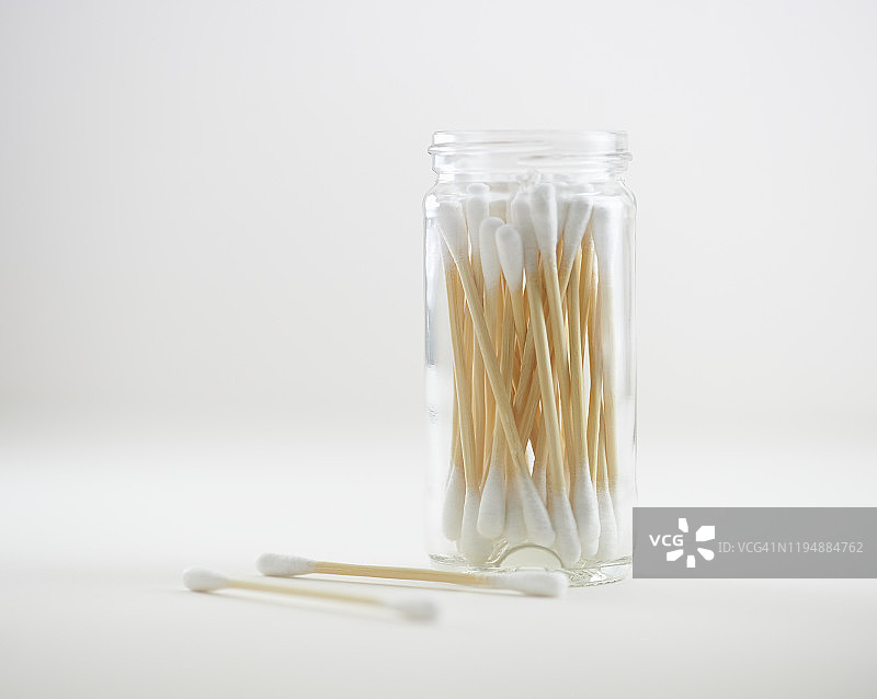 玻璃罐装无塑料棉签特写图片素材
