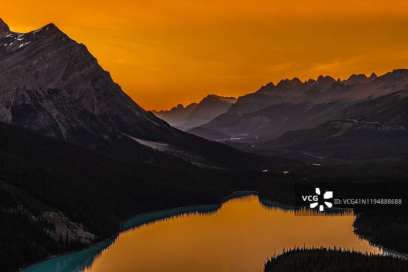 金色佩托湖图片素材