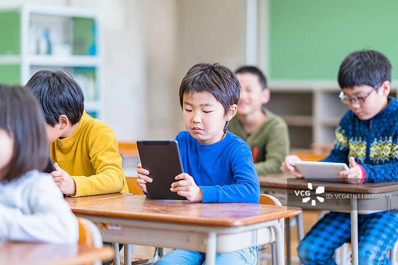 孩子们在课堂上使用平板电脑图片素材