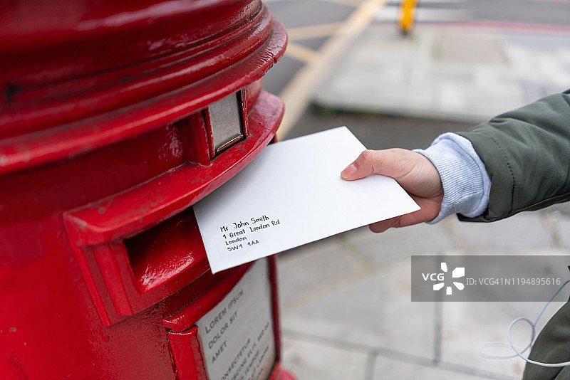 女人邮寄信件特写图片素材