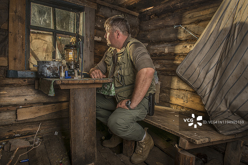 在狩猎小屋餐桌旁的男人图片素材