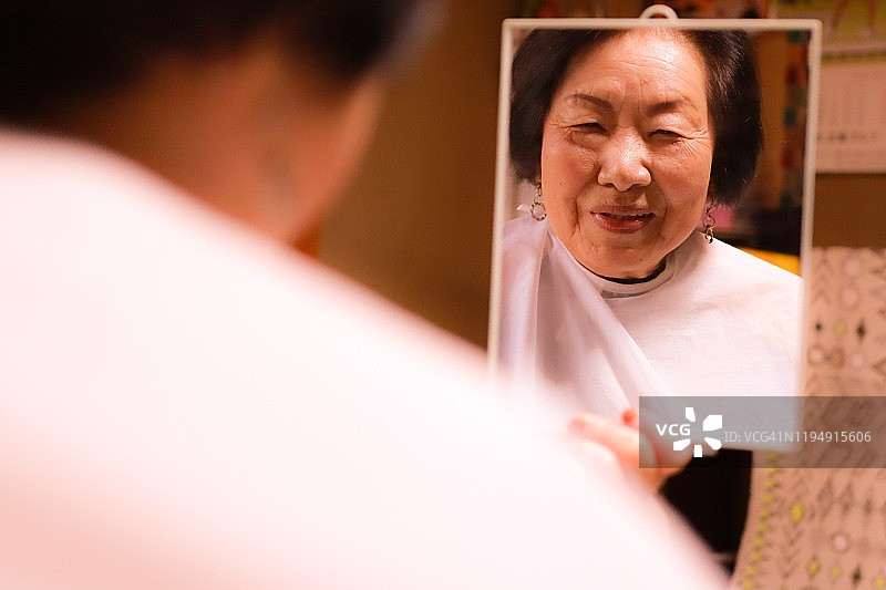 与上门做头发和化妆的化妆师在一起的年长女人图片素材