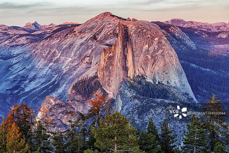 从哨兵穹丘看半圆顶图片素材