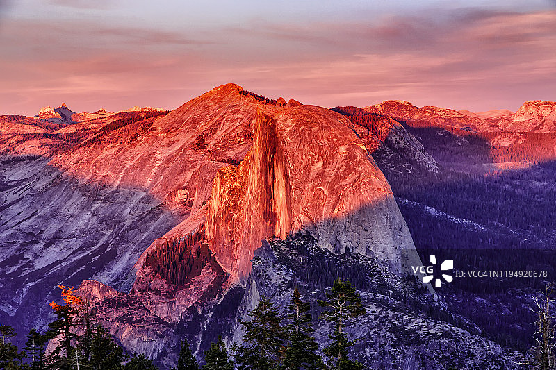 日落时分从哨兵穹丘拍摄的半圆顶图片素材