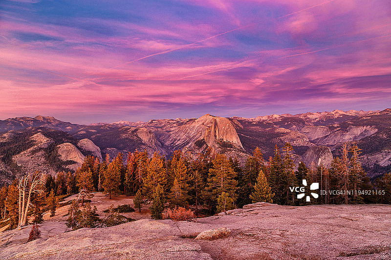 日落后从哨兵穹丘拍摄的半圆顶图片素材