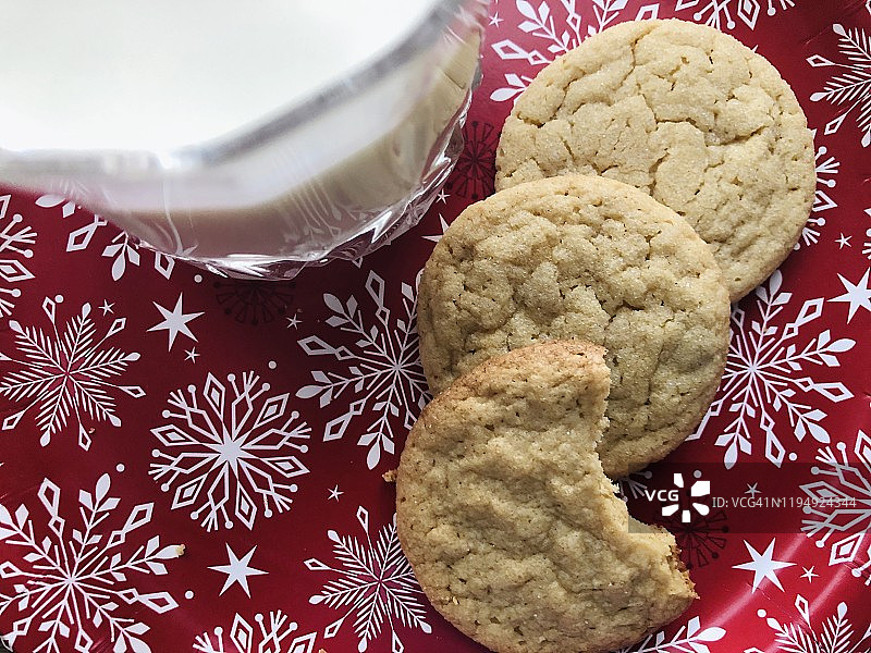 圣诞盘子里的牛奶花生酱饼干图片素材