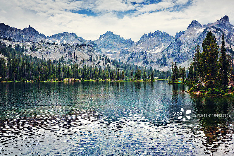 锯齿山脉爱丽丝湖，夏季午后图片素材