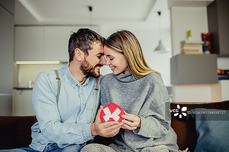 年轻情侣拿着礼物图片素材