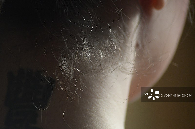 年轻女子颈部和下巴纹身的后视图图片素材