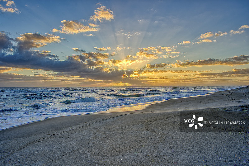 佛罗里达梅里特岛国家野生动物保护区大西洋海滩上的美丽日出图片素材