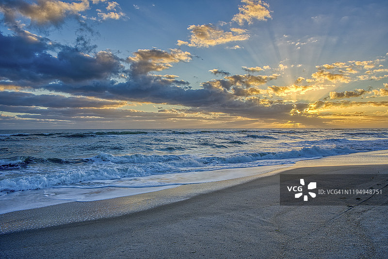 佛罗里达梅里特岛国家野生动物保护区大西洋海滩上的美丽日出图片素材